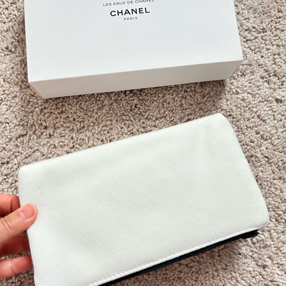 Chanel Beauty makeup bag - Picture 5 of 8